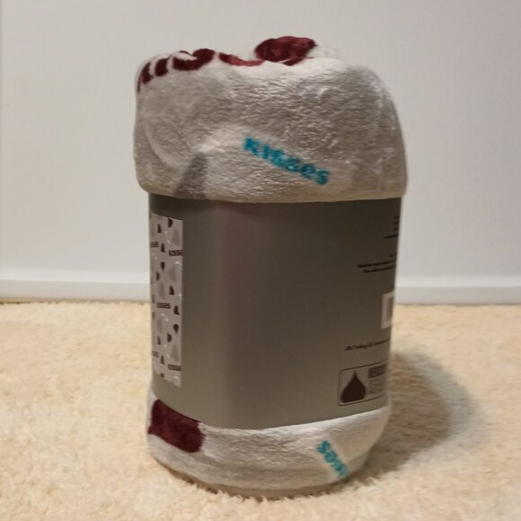 NWT ~ Officially Licensed Hershey’s Kisses Plush Gray Throw Blanket, 50” X 60” - Picture 4 of 11